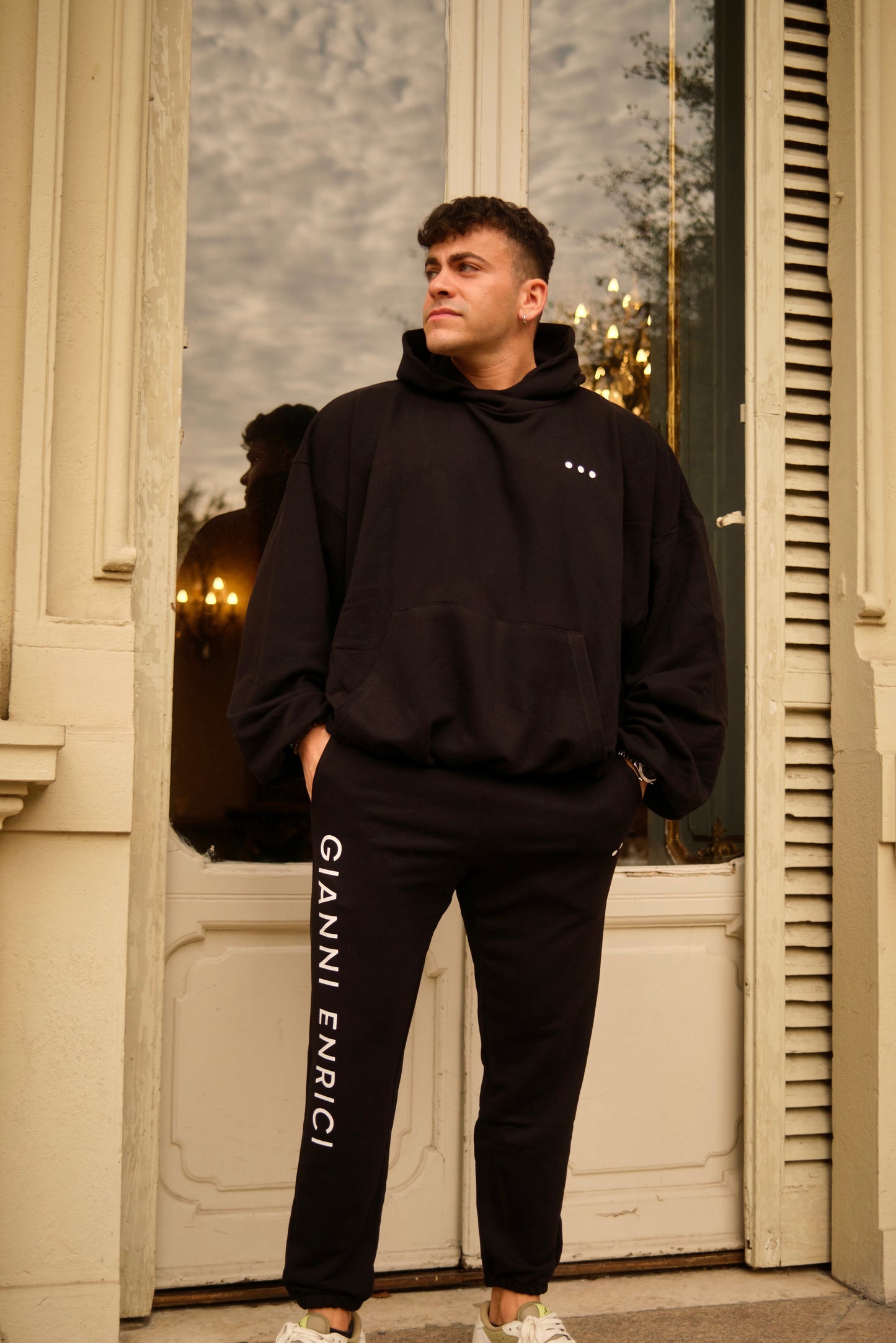 FELPA CON CAPPUCCIO E PANTALONE OVERSIZE