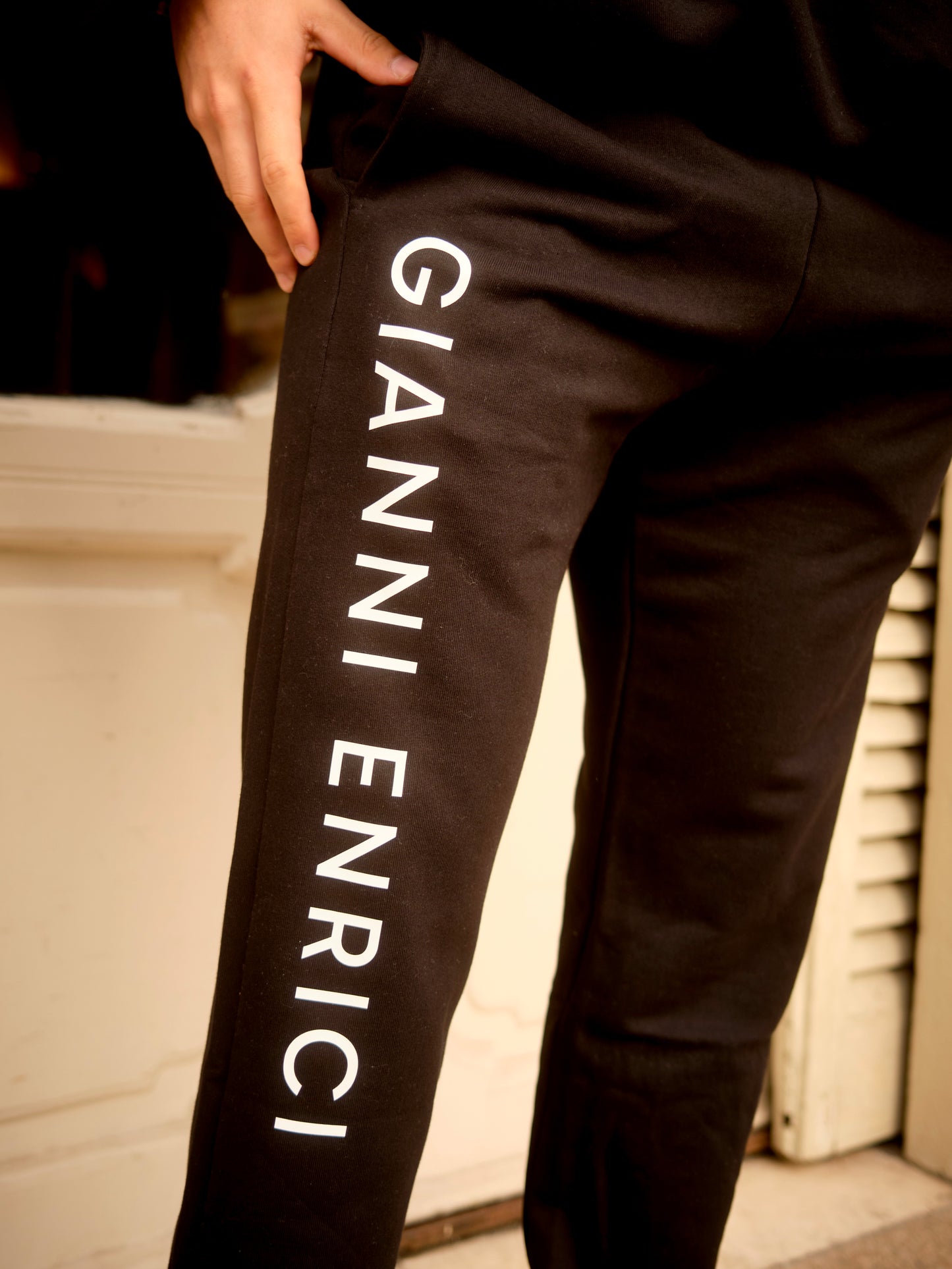 FELPA CON CAPPUCCIO E PANTALONE OVERSIZE