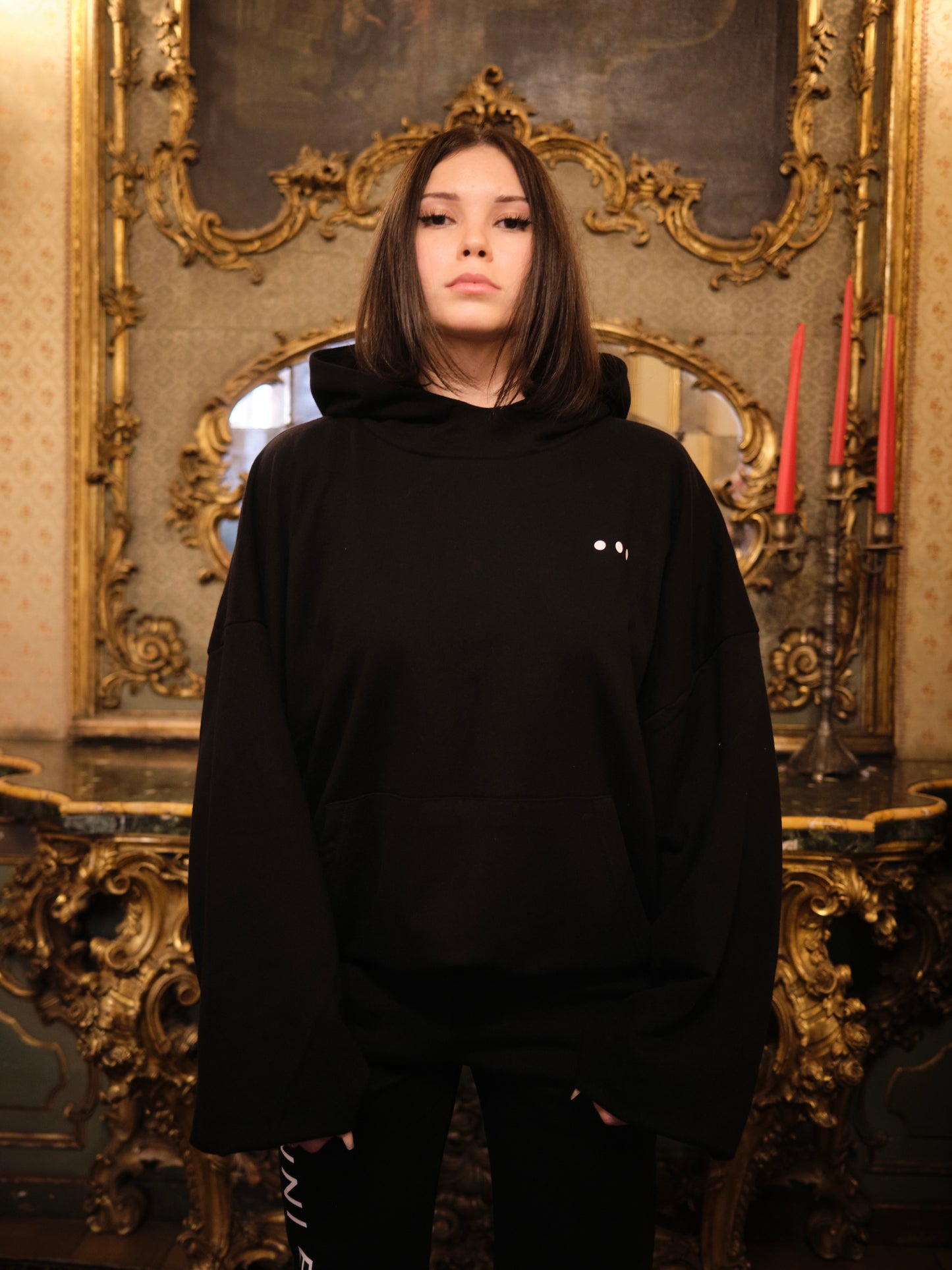 FELPA CON CAPPUCCIO OVERSIZE