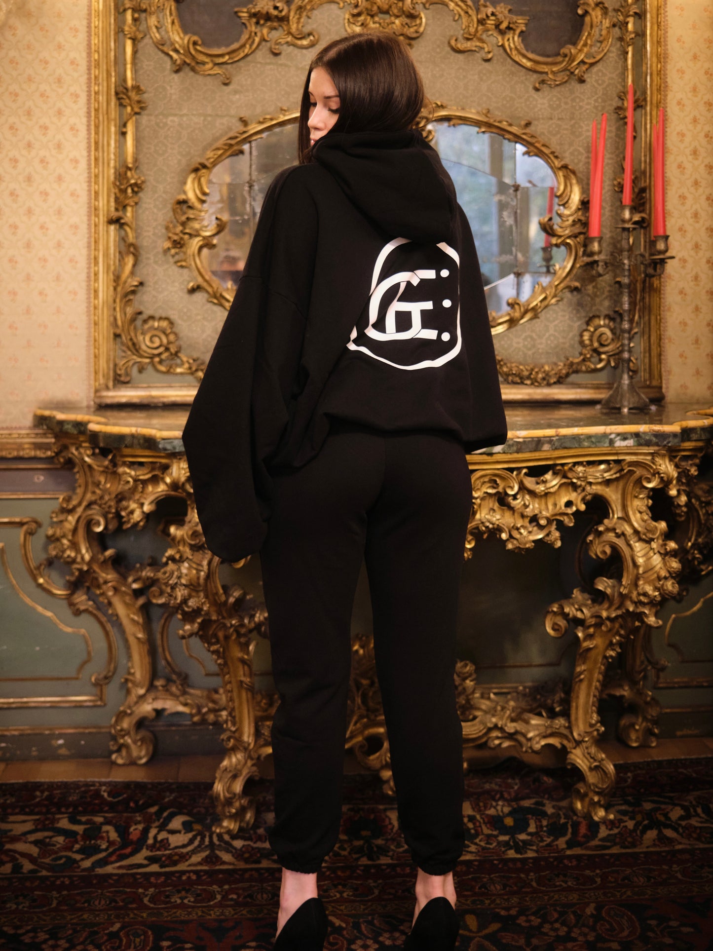 FELPA CON CAPPUCCIO E PANTALONE OVERSIZE
