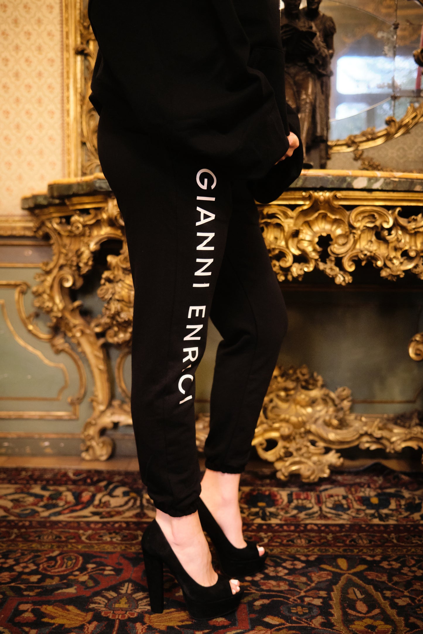 FELPA CON CAPPUCCIO E PANTALONE OVERSIZE