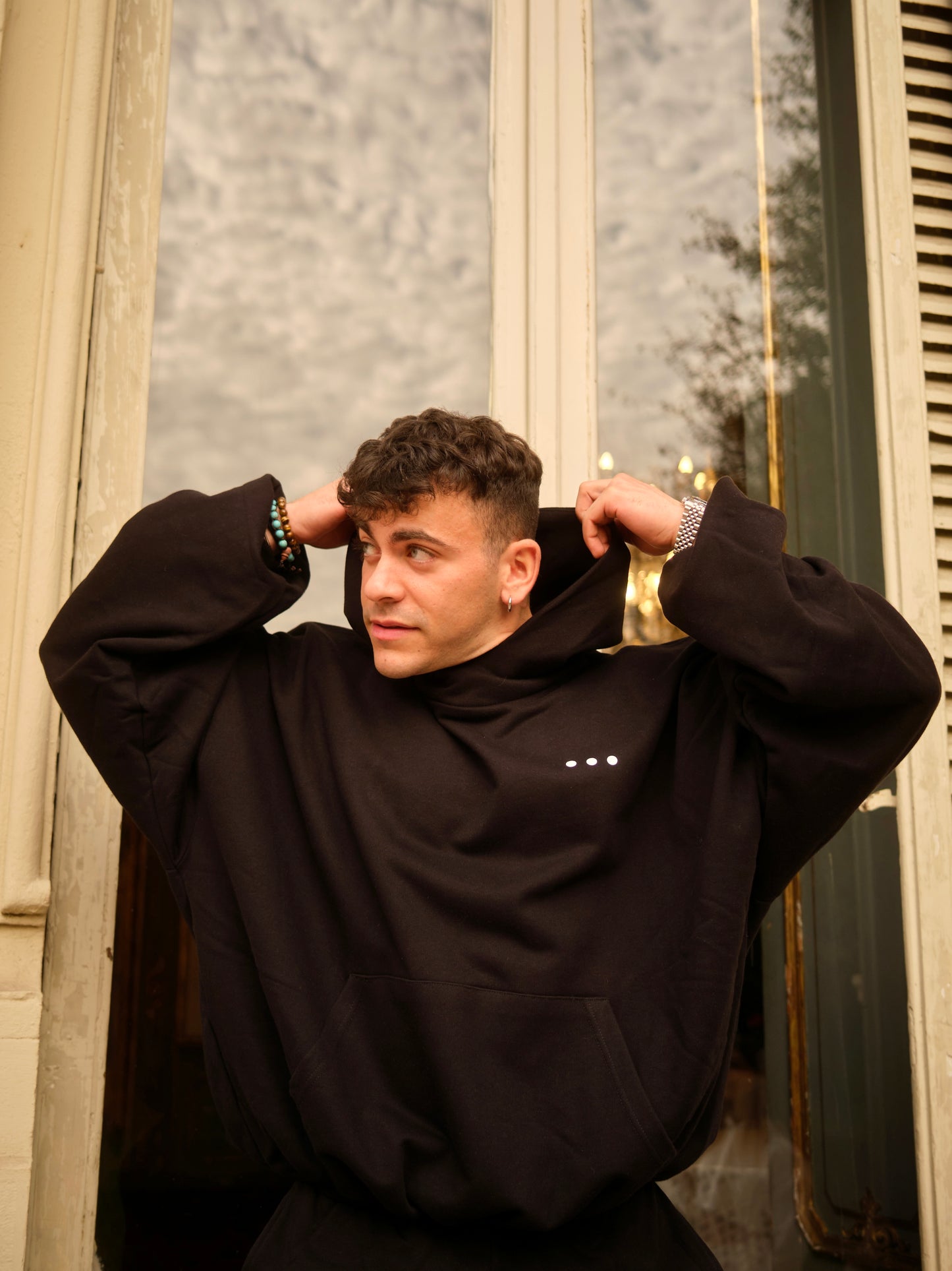 FELPA CON CAPPUCCIO OVERSIZE