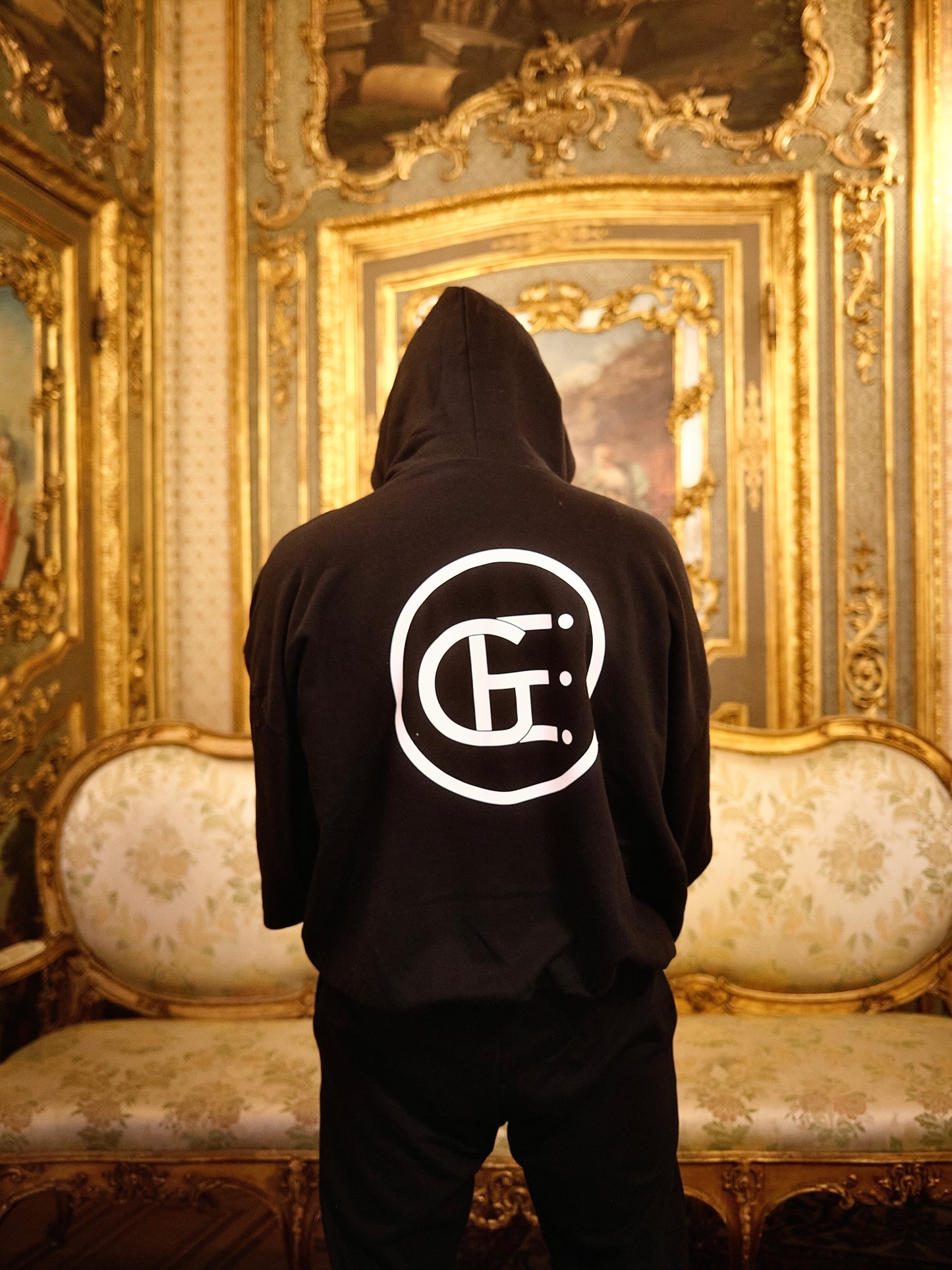 FELPA CON CAPPUCCIO OVERSIZE